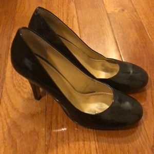 Nine West black patent pumps